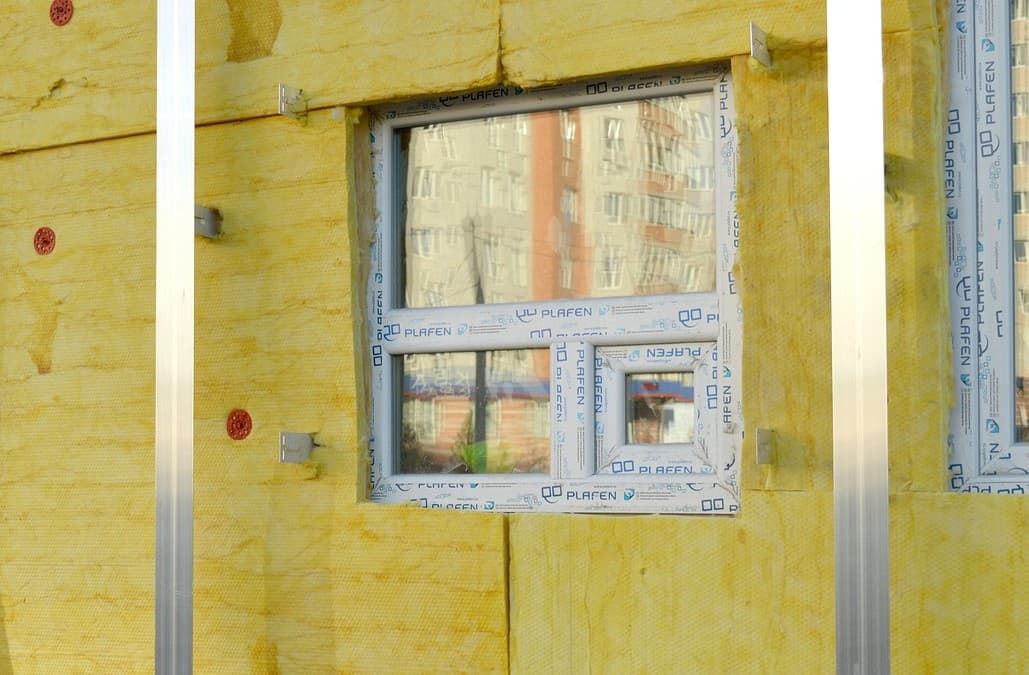 Installation af termisk og akustisk isolering